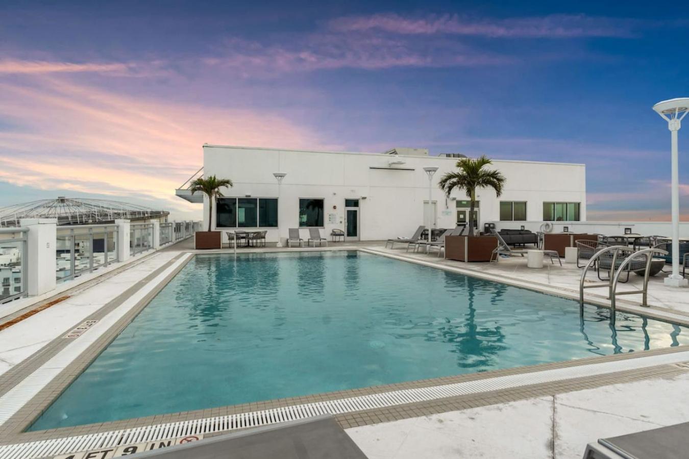 Modern 2 Bed Getaway Steps From Tropicana Field Сент-Питерсберг Экстерьер фото