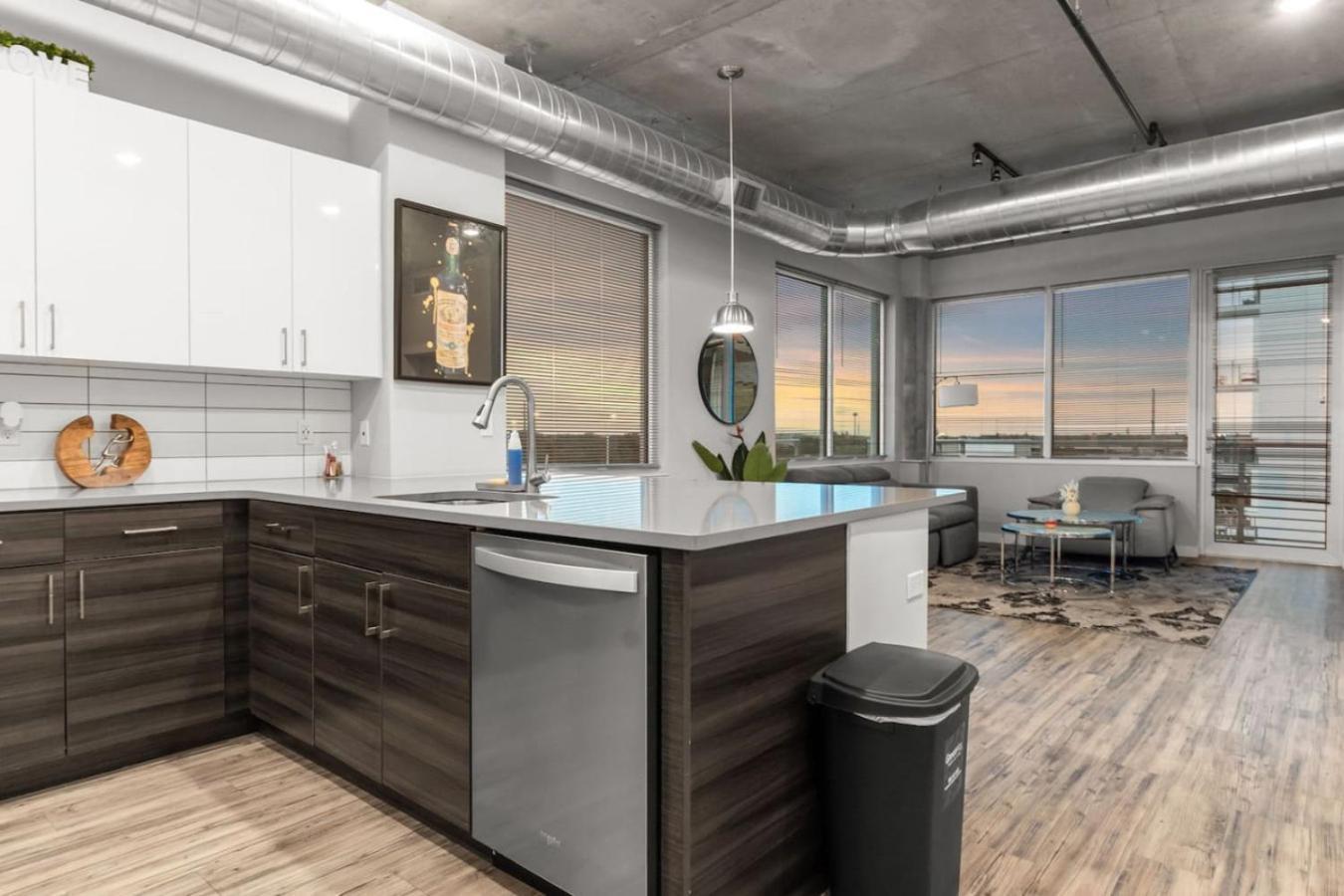 Modern 2 Bed Getaway Steps From Tropicana Field Сент-Питерсберг Экстерьер фото
