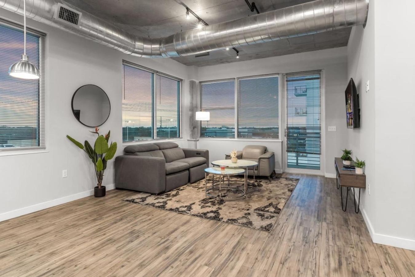 Modern 2 Bed Getaway Steps From Tropicana Field Сент-Питерсберг Экстерьер фото