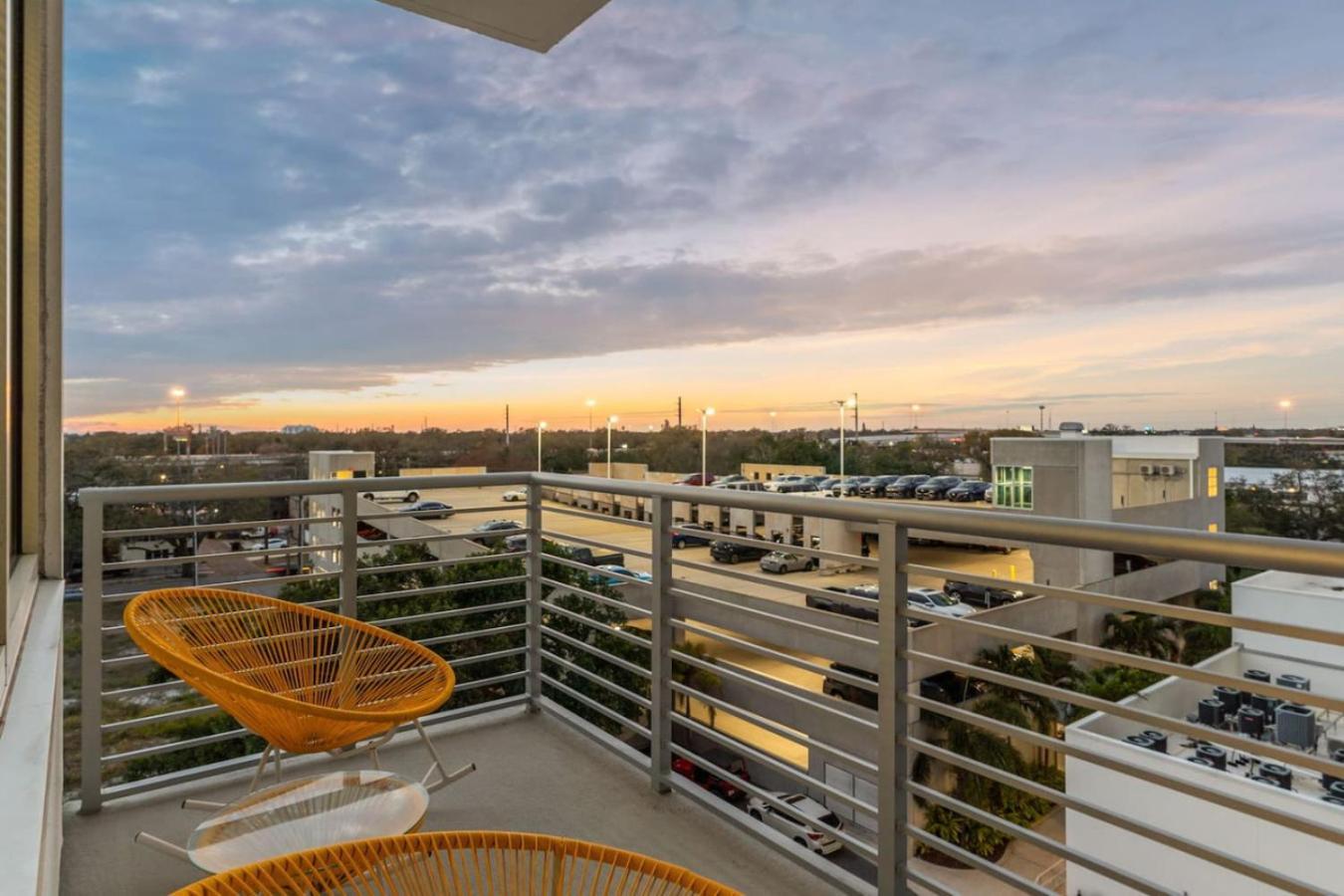 Modern 2 Bed Getaway Steps From Tropicana Field Сент-Питерсберг Экстерьер фото