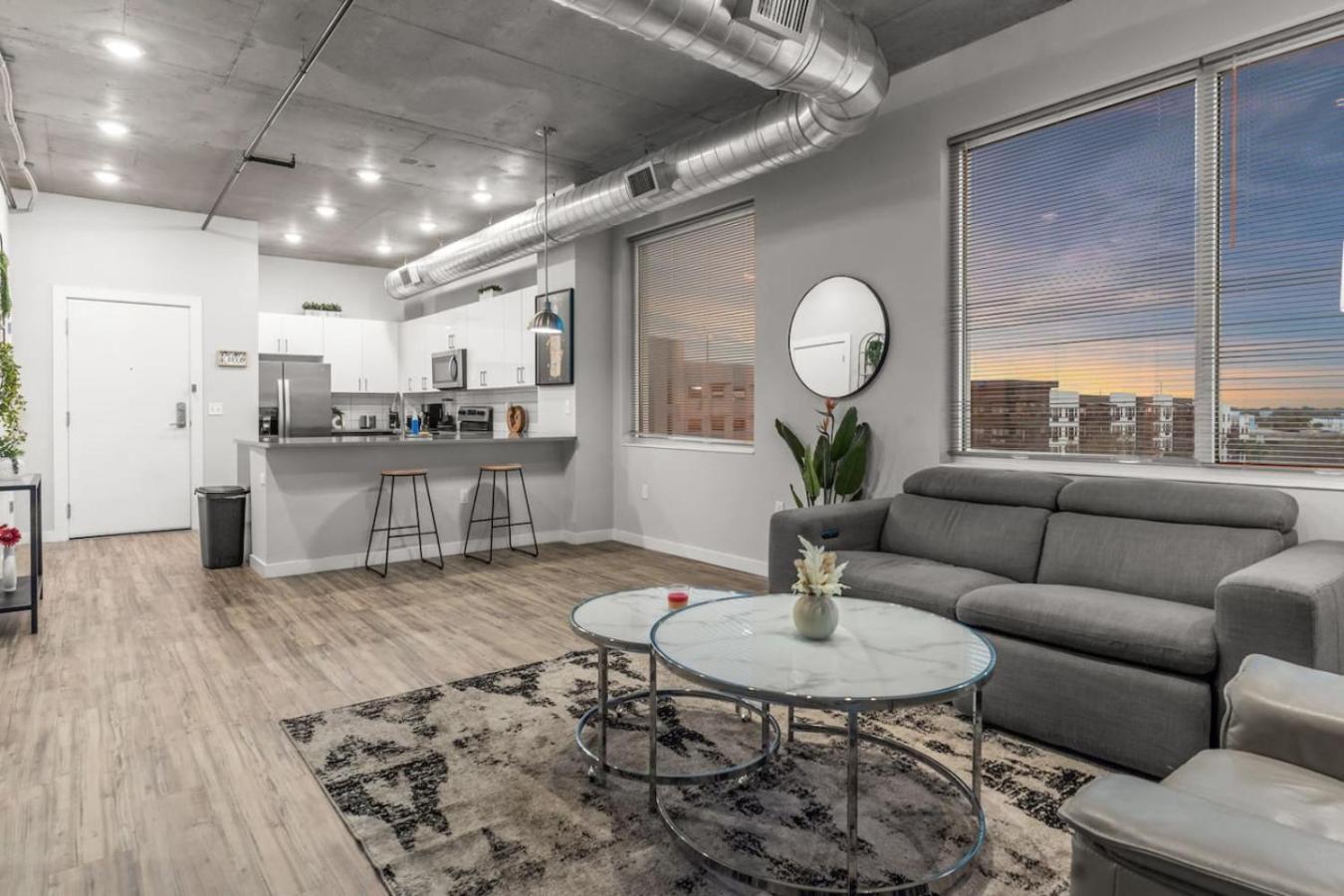 Modern 2 Bed Getaway Steps From Tropicana Field Сент-Питерсберг Экстерьер фото